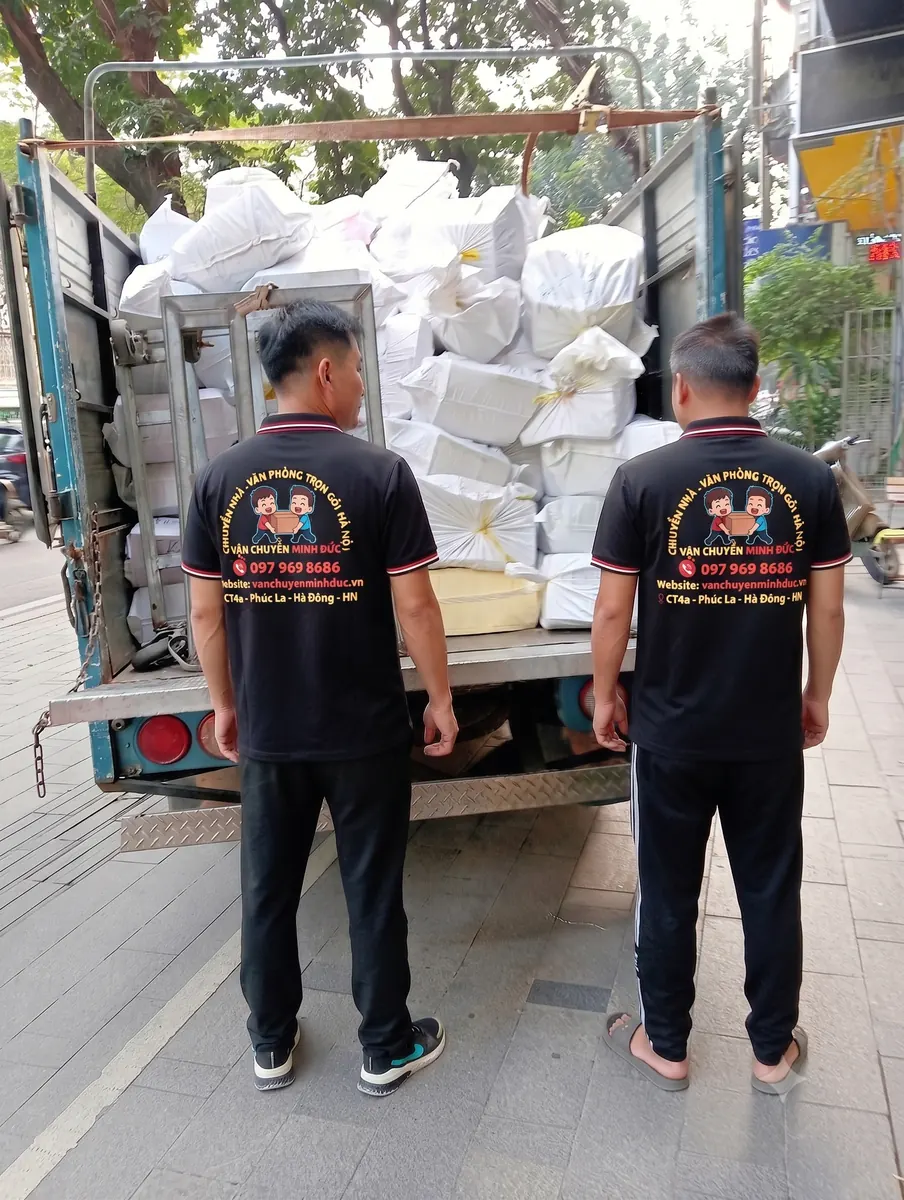 Chất hàng hóa kho bãi lên xe vận chuyển